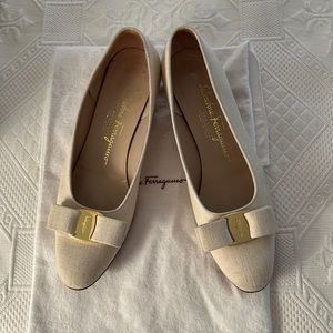 SALVATORE FERRAGAMO LIGHT BEIGE (BONE) LINEN CLASSIC LOW-HEELED BOW PUMPS